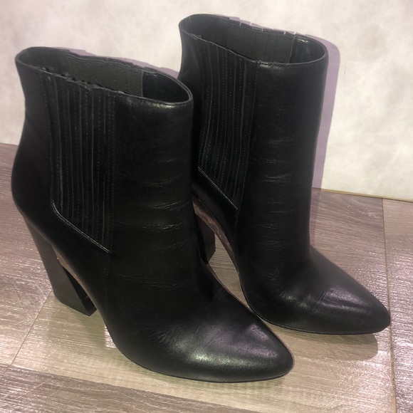 BCBG MA-Metild Leather Elegant Black Ankle Boots EUC - Picture 1 of 10